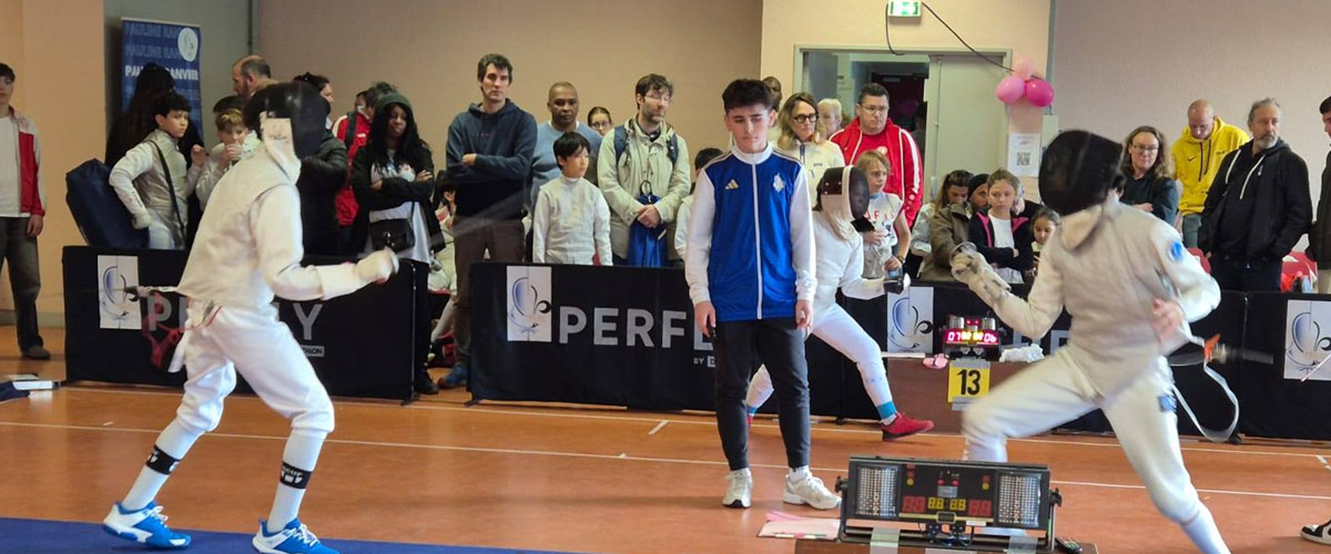 escrimeurs du Cercle d'escrime Melun Val de Seine (CEMVS) lors d'un assaut en compétition