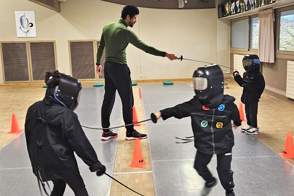 Jeunes enfants s'initient à l'escrime au Cercle d'escrime Melun Val de Seine (CEMVS)