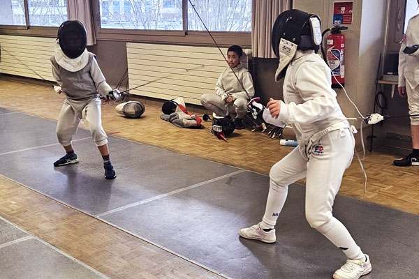 Jeunes escrimeurs s'entraînent au Cercle d'escrime Melun Val de Seine (CEMVS)