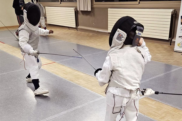 Jeunes escrimeurs s'entraînent au Cercle d'escrime Melun Val de Seine (CEMVS)