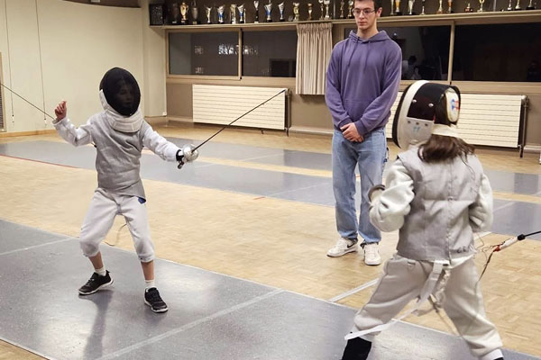 Jeunes escrimeurs s'entraînent au Cercle d'escrime Melun Val de Seine (CEMVS)