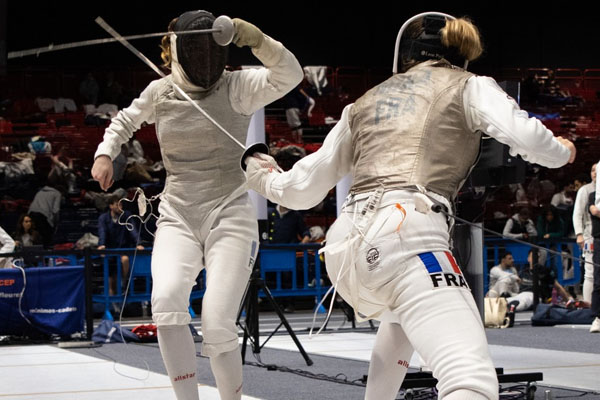 escrimeurs du Cercle d'escrime Melun Val de Seine (CEMVS) lors d'un assaut en compétition