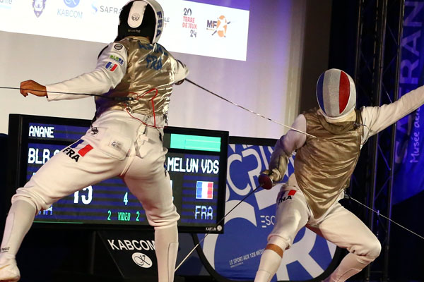 escrimeurs du Cercle d'escrime Melun Val de Seine (CEMVS) lors d'un assaut en compétition