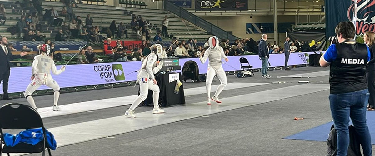 escrimeurs du Cercle d'escrime Melun Val de Seine (CEMVS) lors d'un assaut en compétition