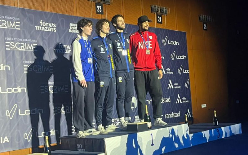 Eliot Chagnon du Cercle d'Escrime Melun Val de Seine (CEMVS) sur le podium
