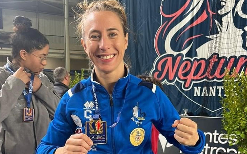 Pauline Ranvier du Cercle d'escrime Melun Val de Seine (CEMVS) championne de France avec sa médaille