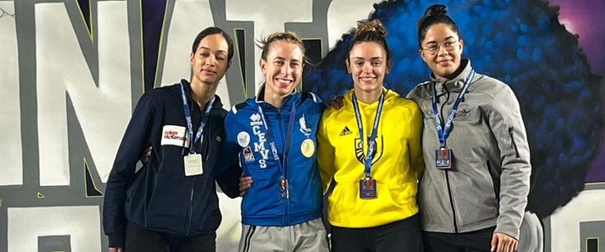 Pauline Ranvier du Cercle d'escrime Melun Val de Seine (CEMVS) championne de France sur le podium