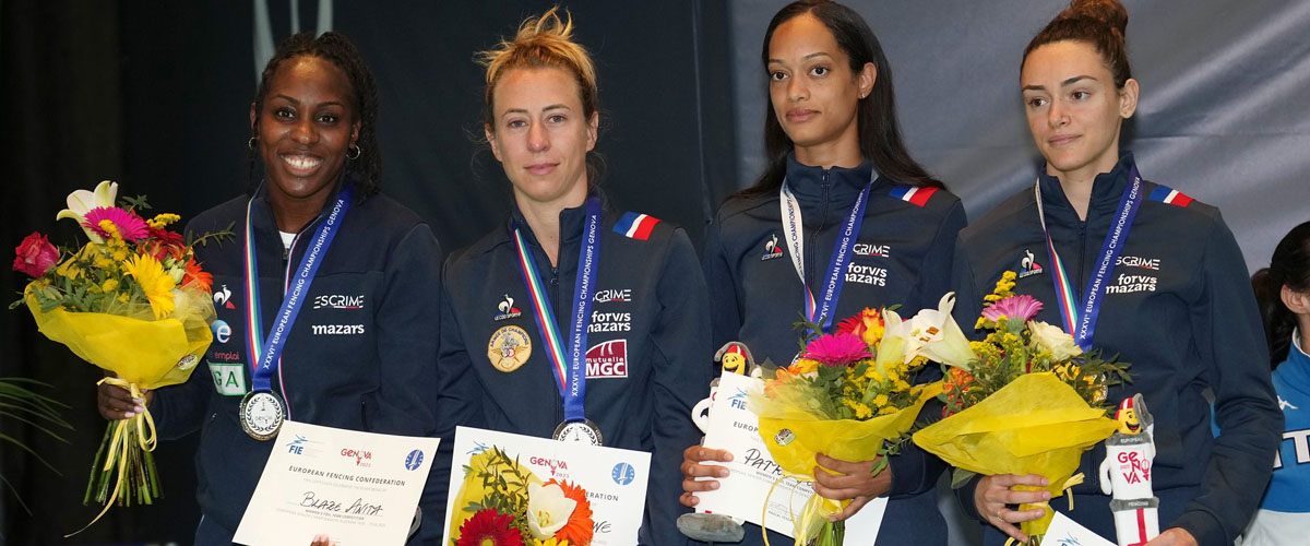 Equipe féminine du Cercle d'escrime Melun Val de Seine (CEMVS) sur le podium