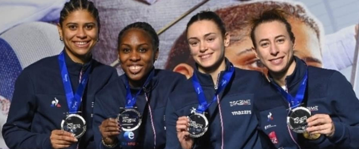 Pauline Ranvier du Cercle d'escrime Melun Val de Seine (CEMVS) sur le podium