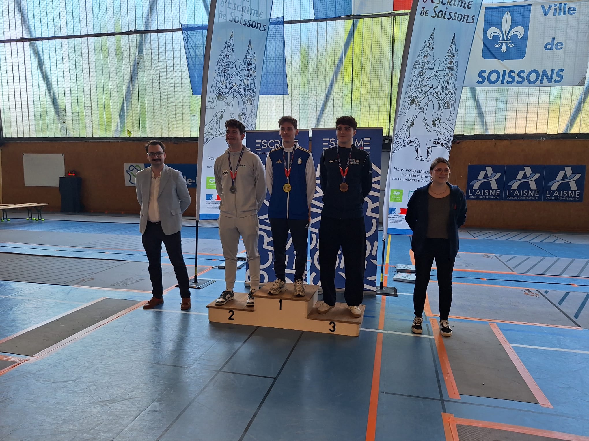 jeunes escrimeurs du Cercle d'escrime Melun Val de Seine (CEMVS) en pause