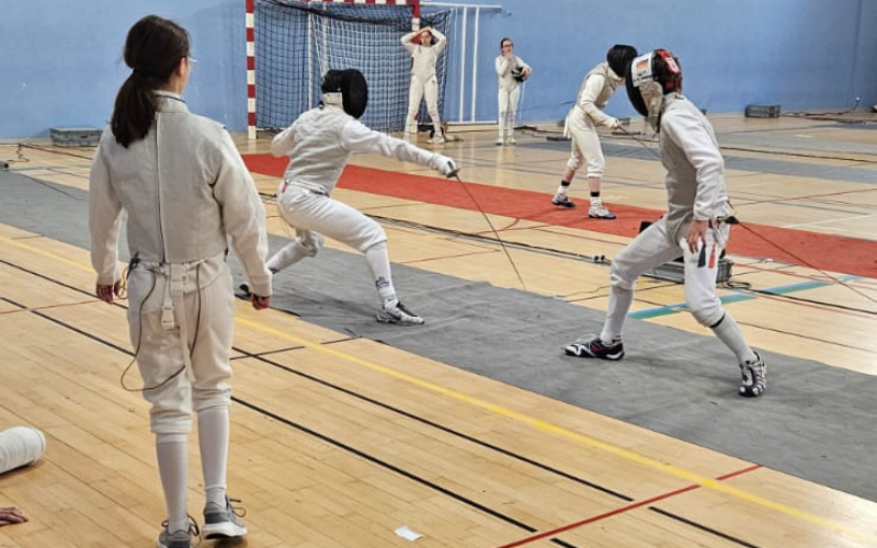 jeunes escrimeurs du Cercle d'escrime Melun Val de Seine (CEMVS) en pause