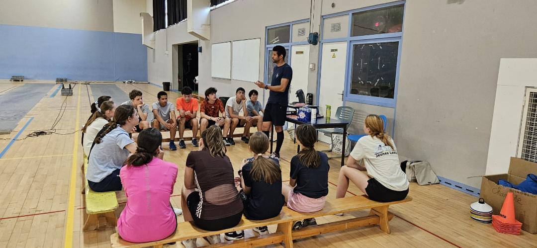 jeunes escrimeurs du Cercle d'escrime Melun Val de Seine (CEMVS) en pause